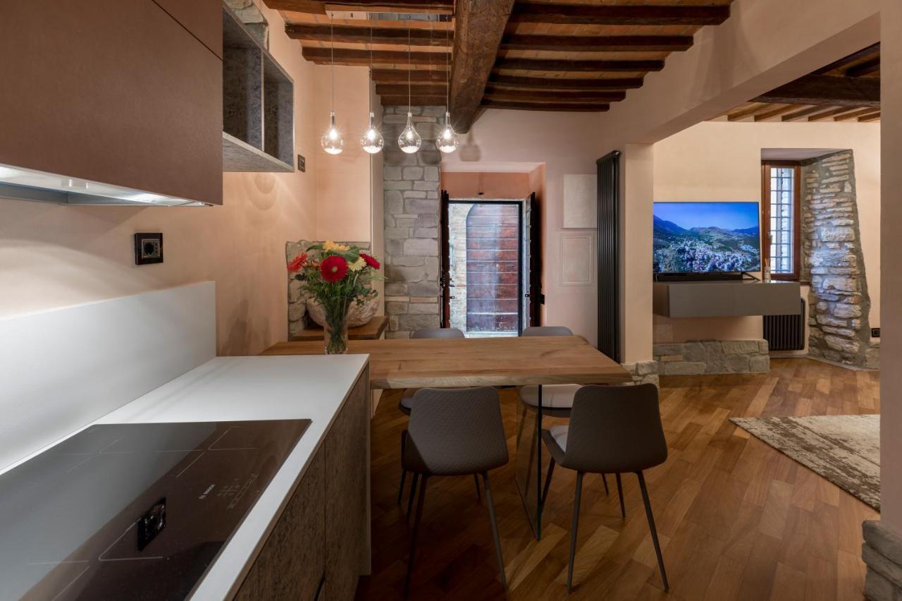 B&B Luxury Apartment Suite Gubbio 2 Camere E Divano Letto Luaran gambar
