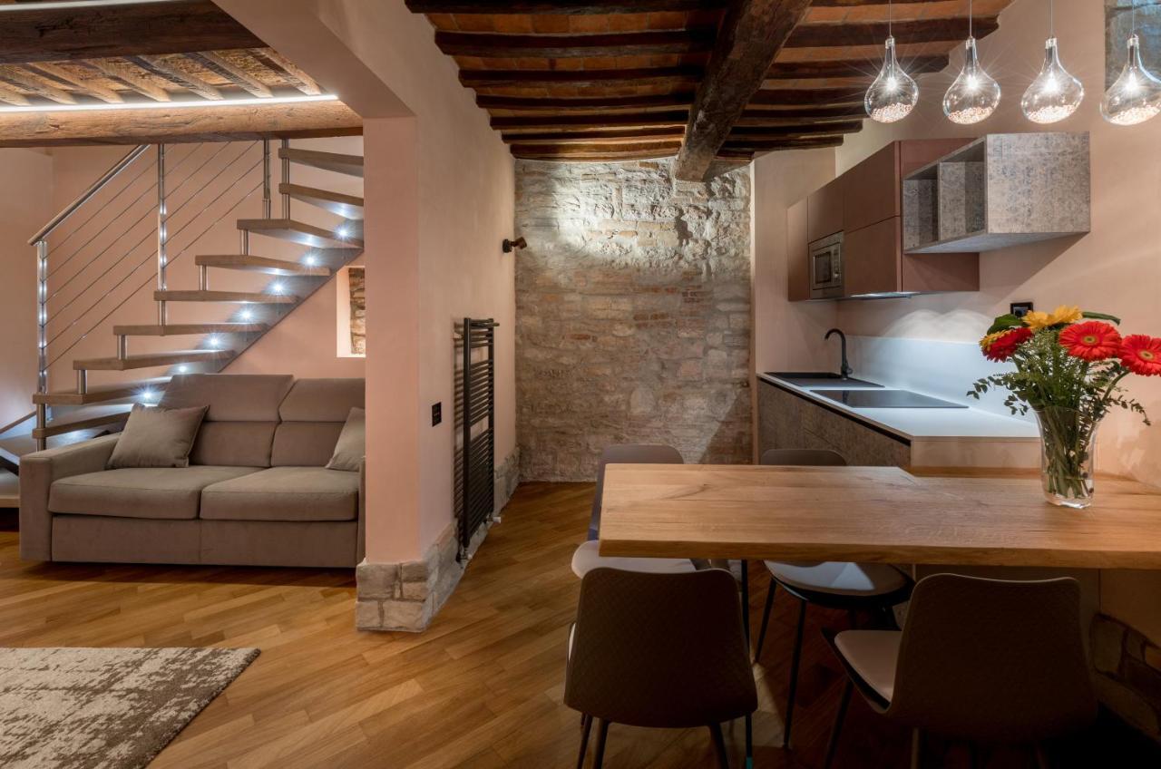 B&B Luxury Apartment Suite Gubbio 2 Camere E Divano Letto Luaran gambar